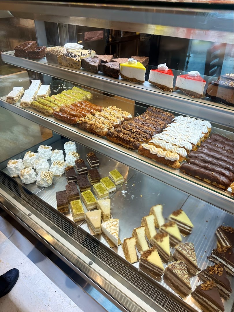 Sucresso: appetizing display of fresh pastries