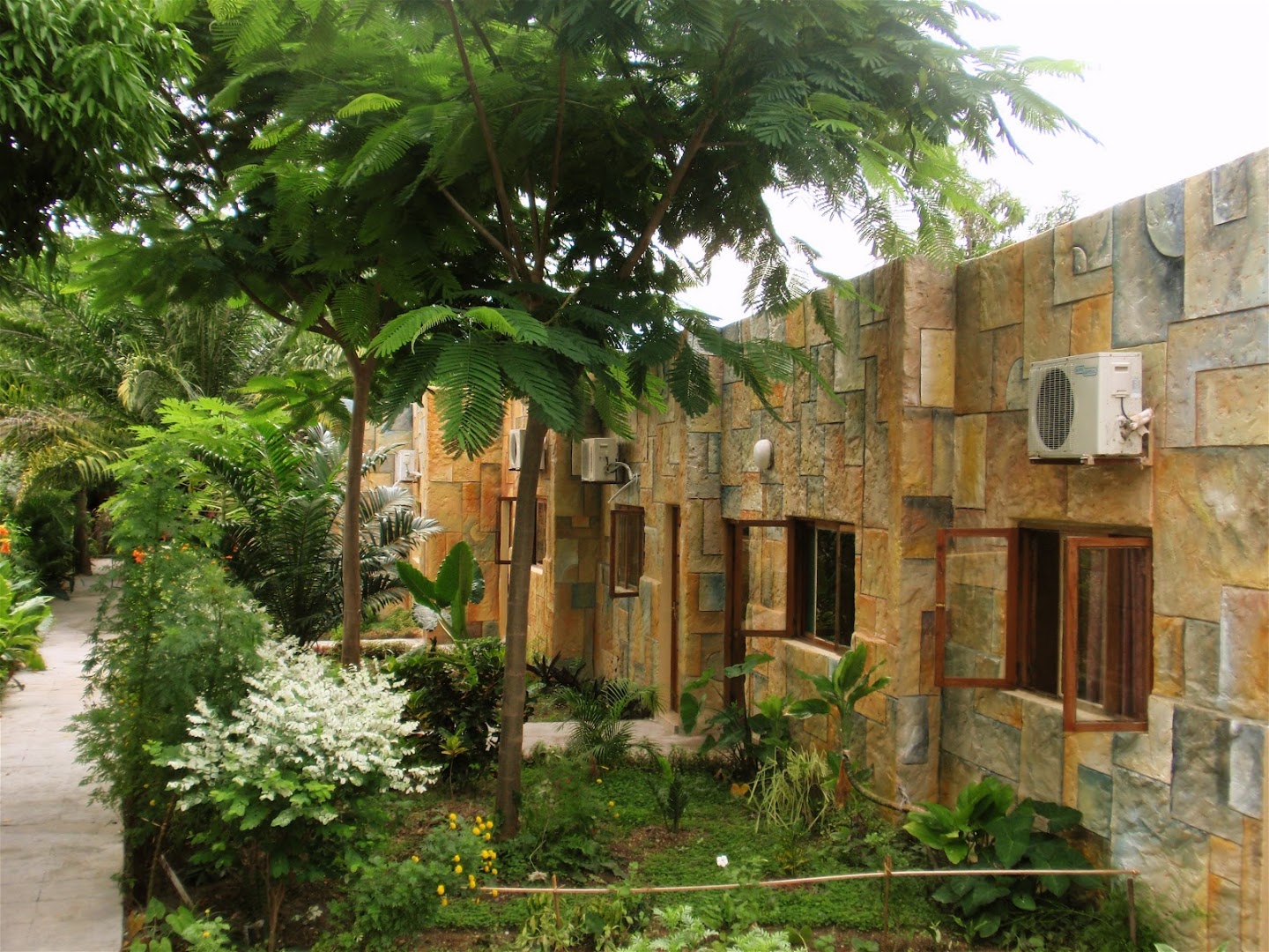 Africa Tropical: restaurant's pleasant exterior