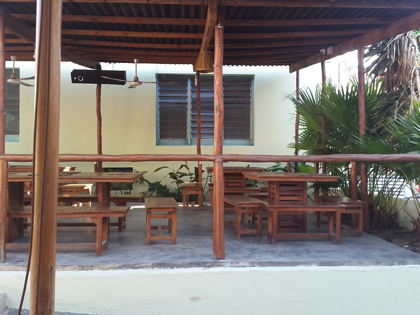 Verdinho's Restaurant: clear view of restaurant terrace