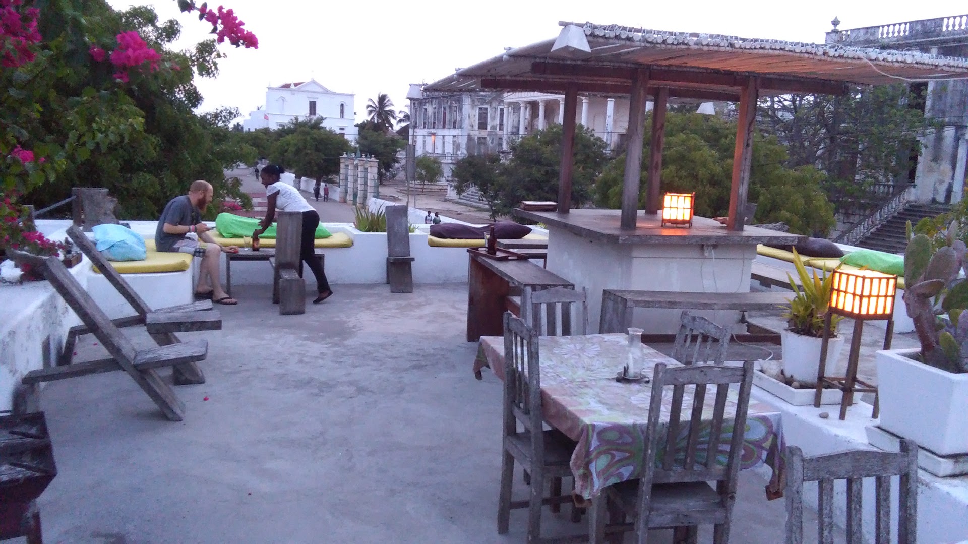 Flor de Rosa rooftop: rooftop atmosphere and seating