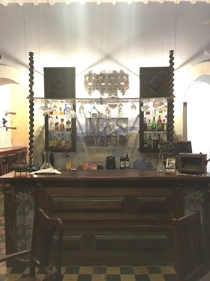 Karibu Restaurant: clear photo of restaurant bar