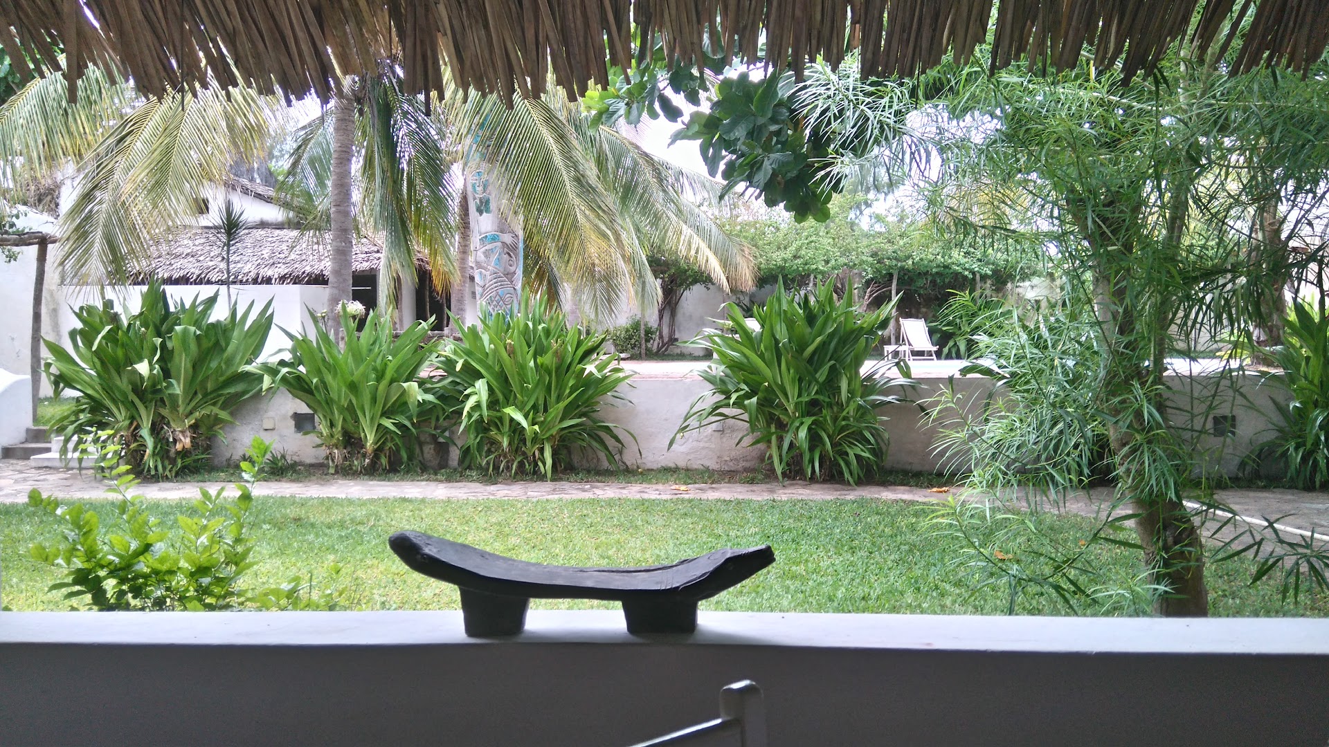 O Escondidinho: pleasant outdoor restaurant atmosphere