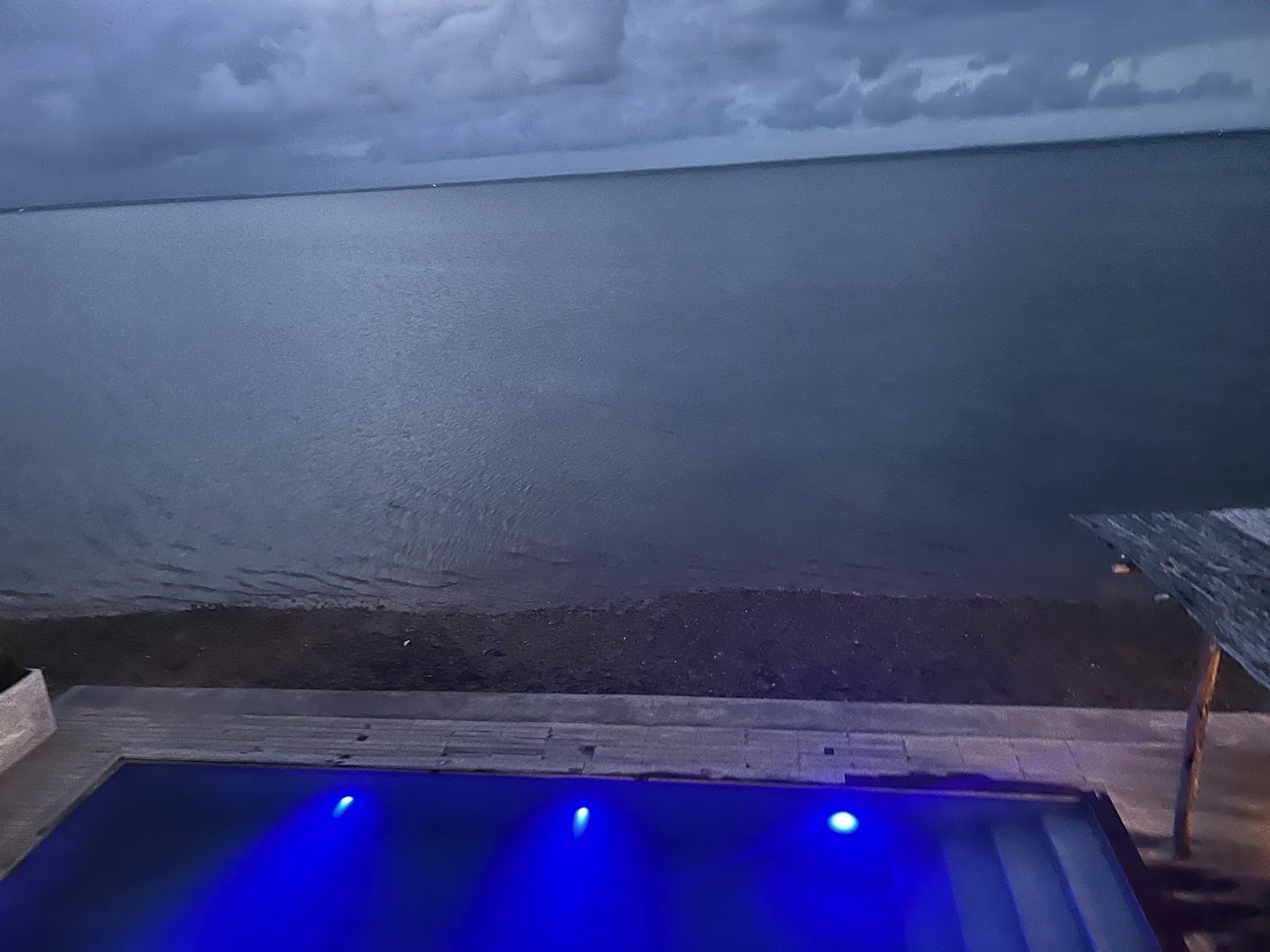 Villa Sands: atmospheric view of the pool