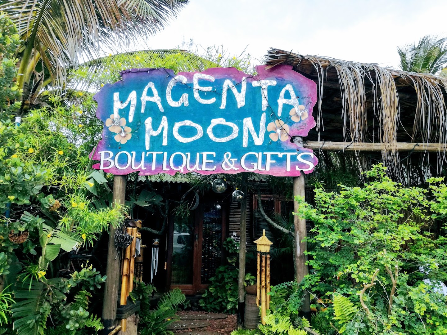 Magenta Moon Boutique: clear photo of shop storefront