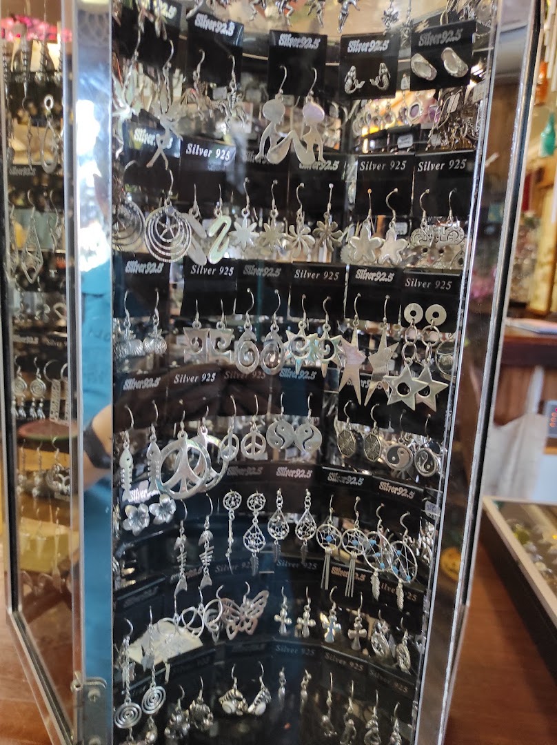 Magenta Moon Boutique: clear display of shop products