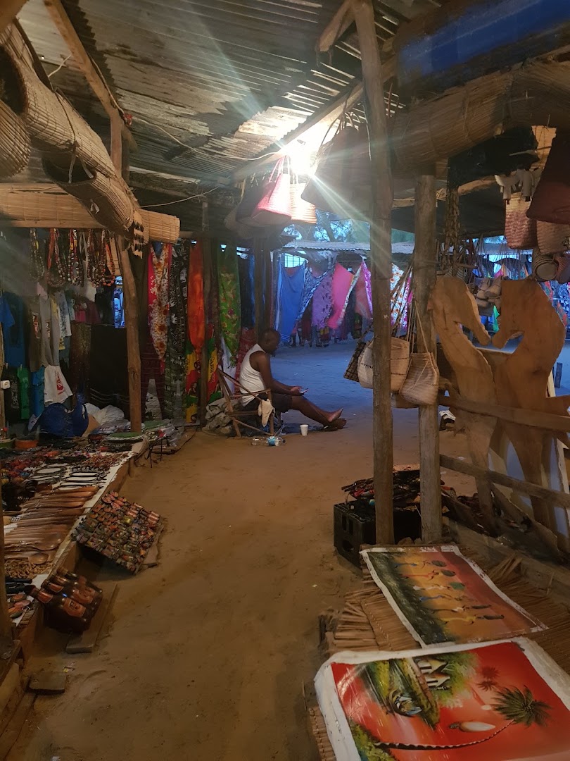 Tofo Art Market: market atmosphere and products