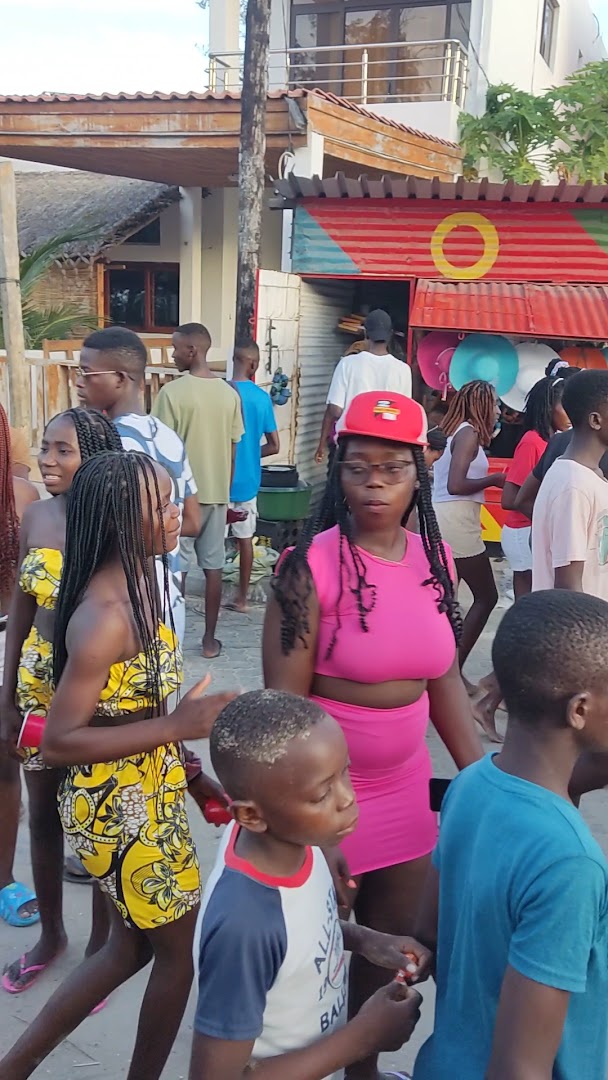 Tofo Art Market: vibrant market atmosphere