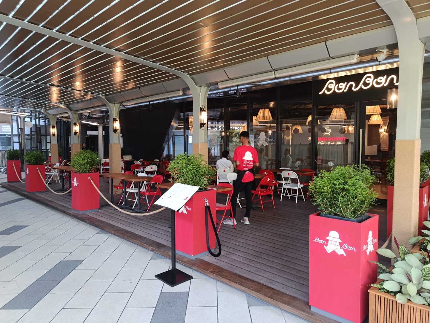 Bon Bon Bistro: clear view of restaurant exterior