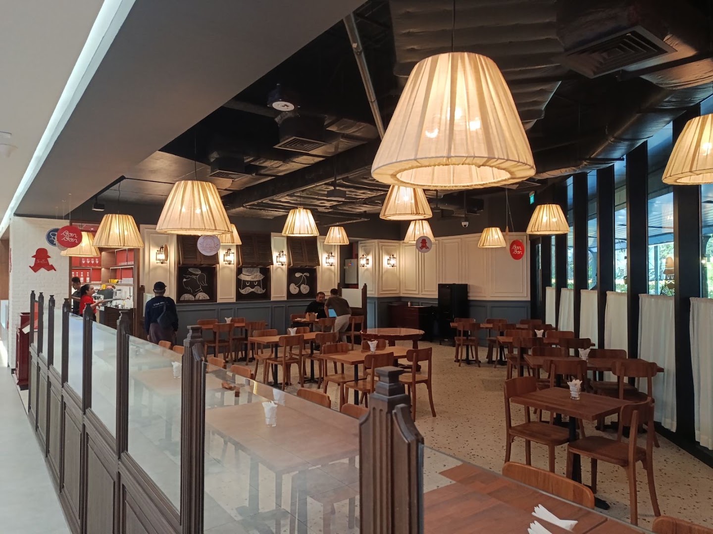 Bon Bon Bistro: clear shot of restaurant interior