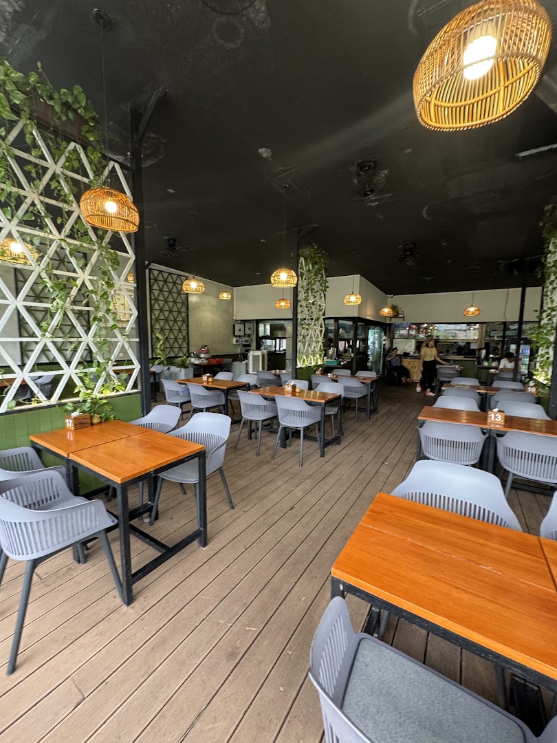 Myaing Tea House: clear, inviting interior atmosphere