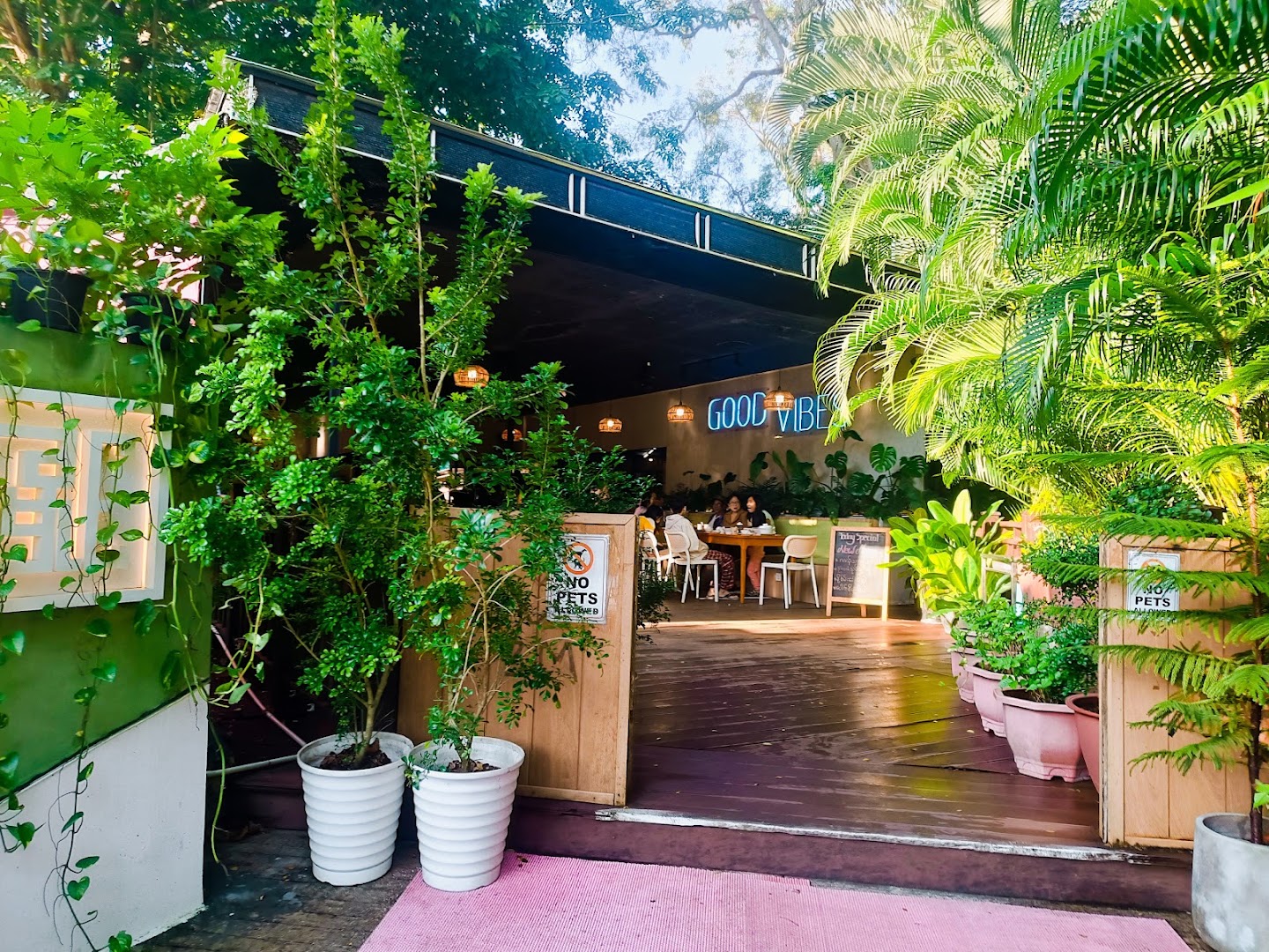 Myaing Tea House: inviting and clear venue atmosphere