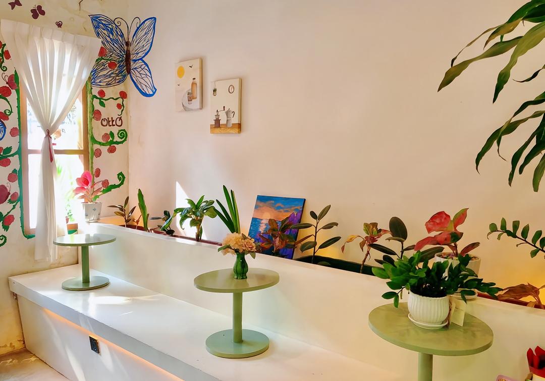 Otto Cafe: inviting and clean cafe interior