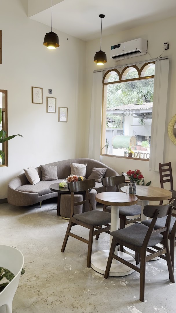 Otto Cafe: inviting and clean cafe interior