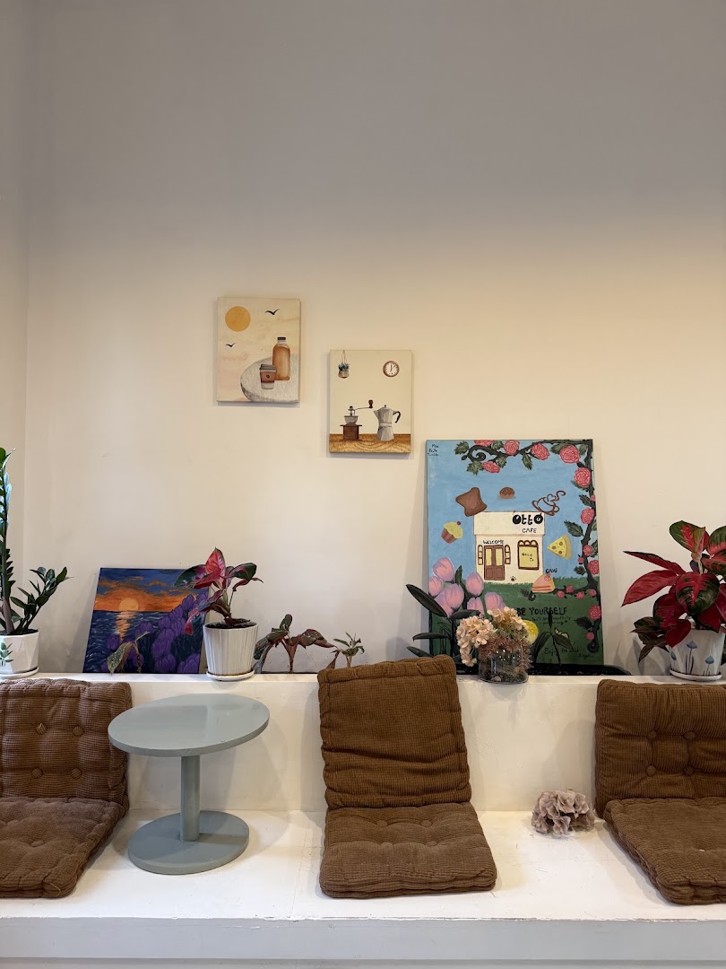 Otto Cafe: cozy and inviting cafe interior