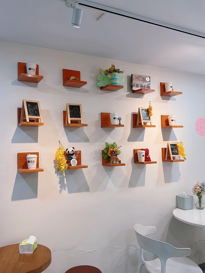 Otto Cafe: clean, professional interior decor shot