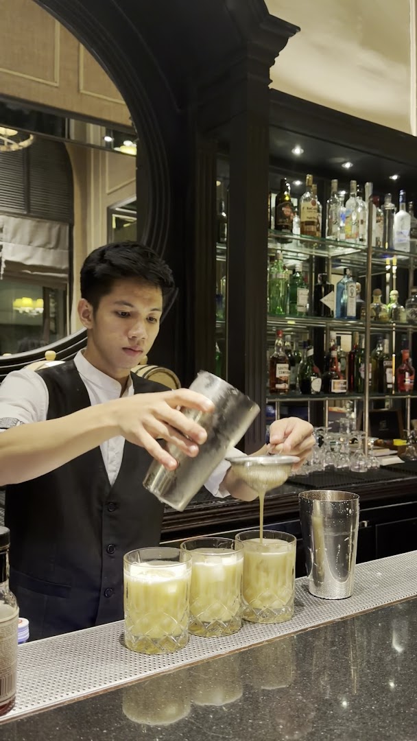 Sarkies Bar: professional photo of bartender working