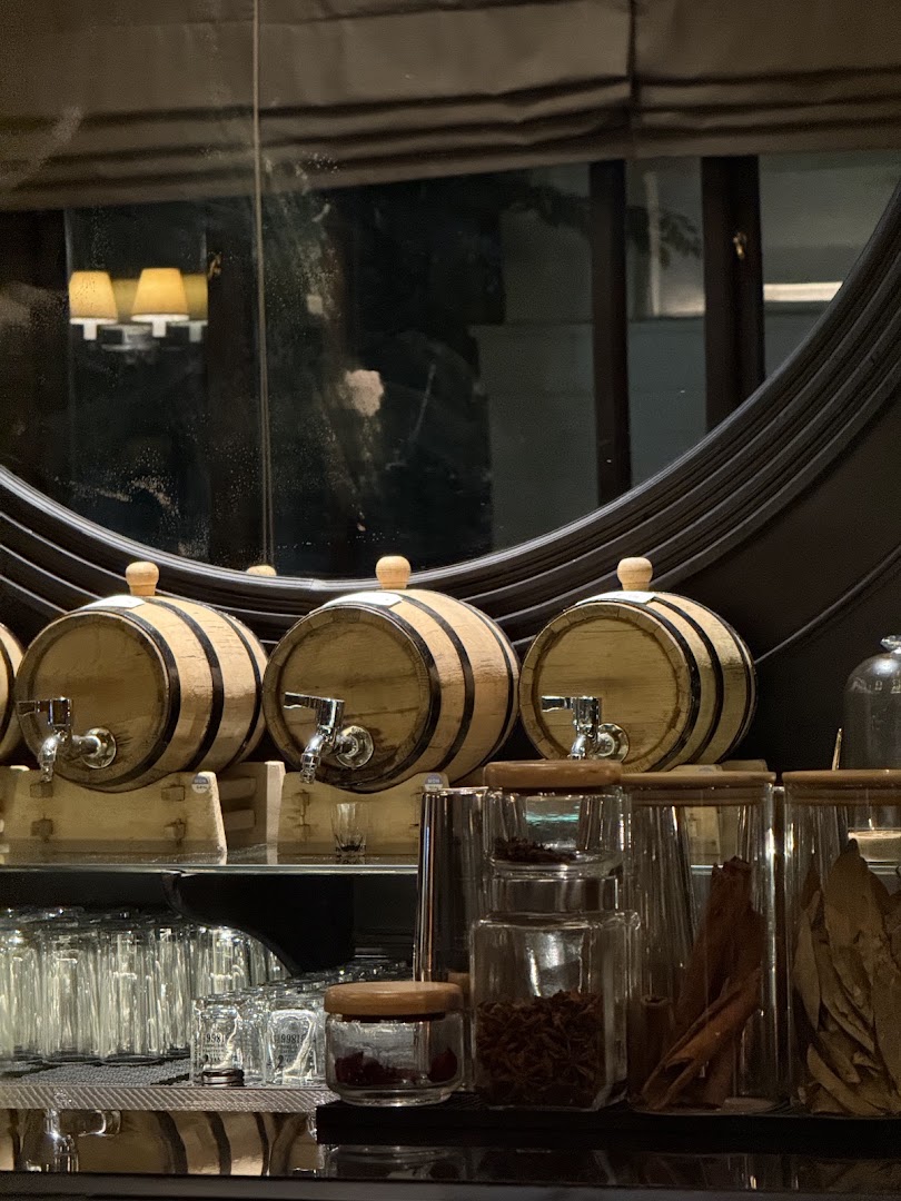 Sarkies Bar: attractive bar interior detail shot