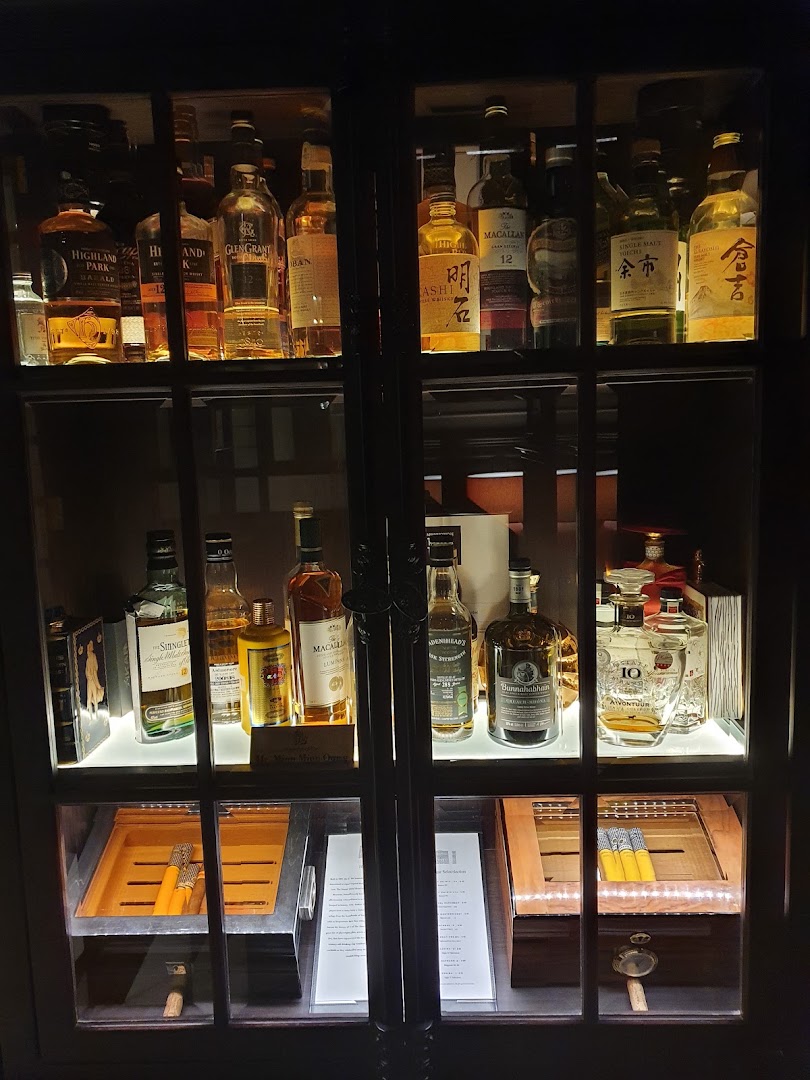 Sarkies Bar: high quality display of spirits
