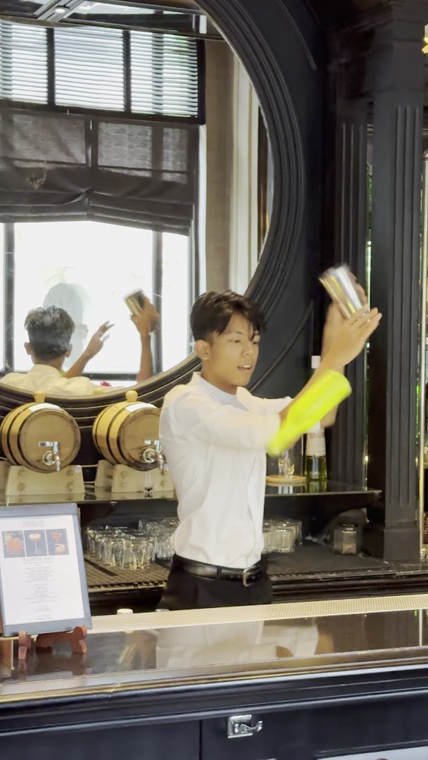 Sarkies Bar: professional bartender preparing a drink