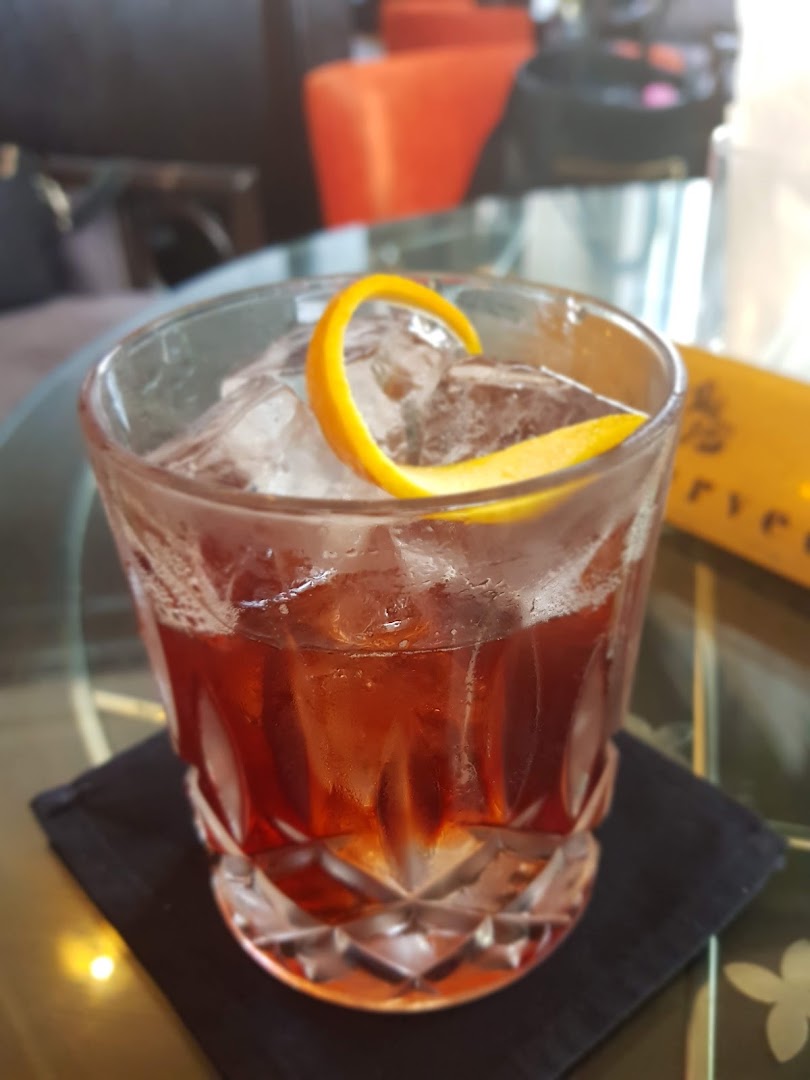 Sarkies Bar: appealing photo of a cocktail