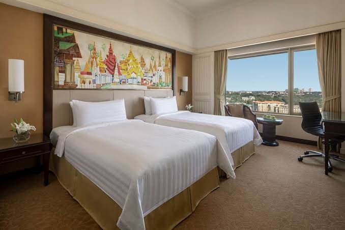 Sule Shangri-La: professional hotel room interior shot