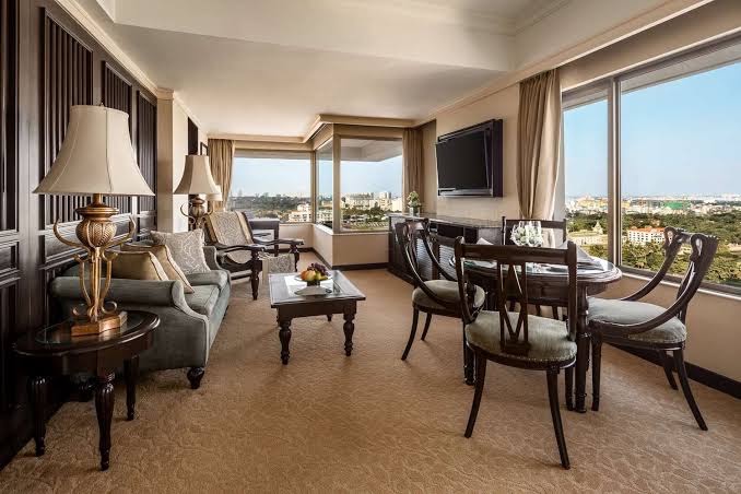 Sule Shangri-La: high quality hotel room photo