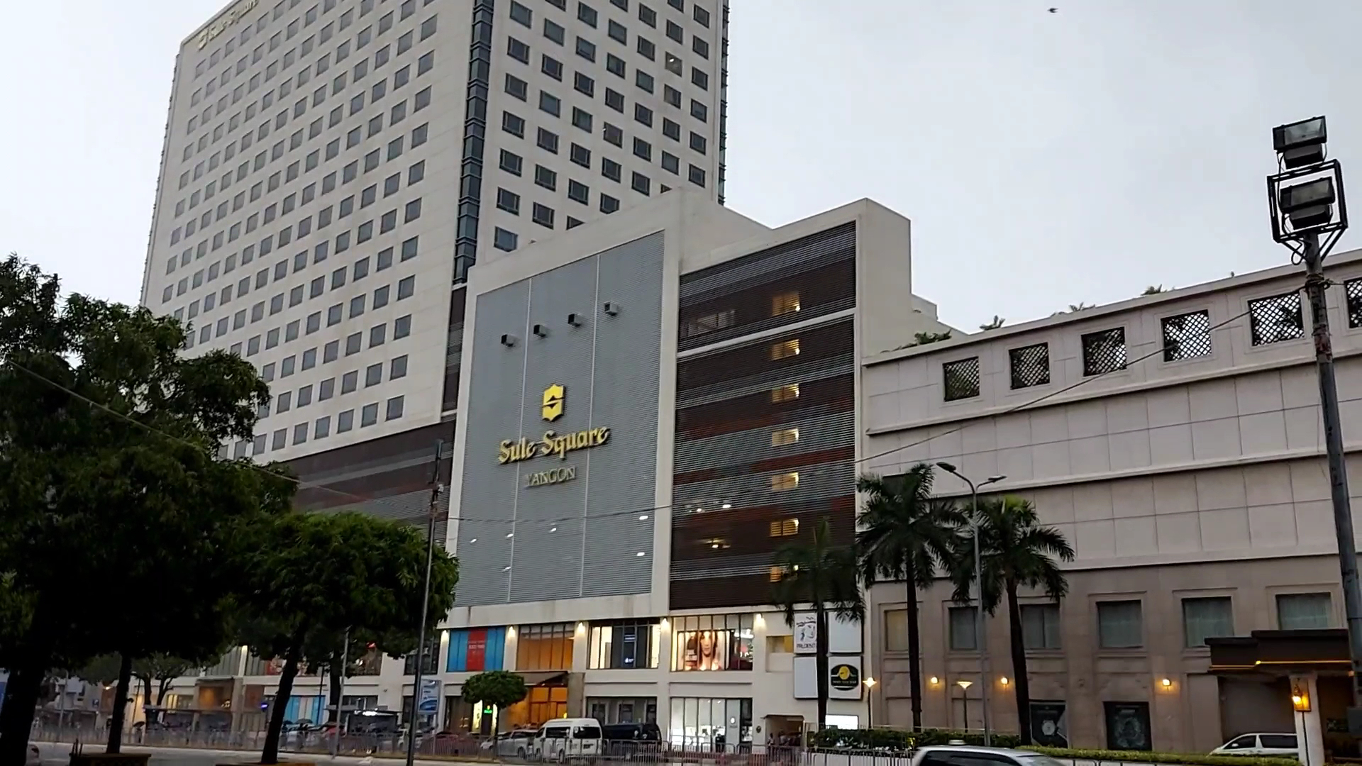 Sule Shangri-La: clear exterior shot of hotel