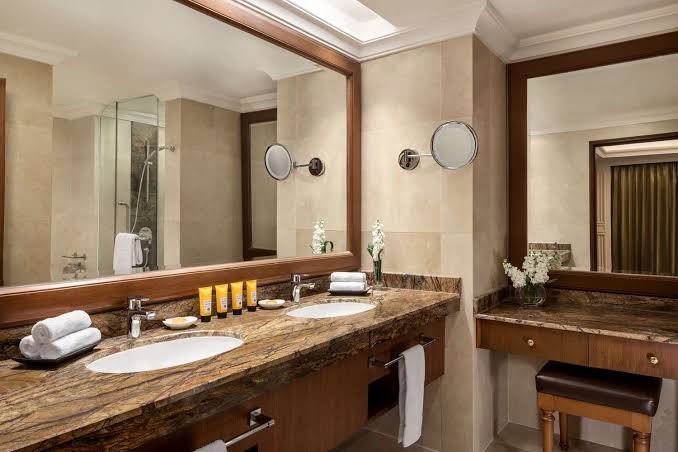 Sule Shangri-La: professional hotel bathroom interior photo