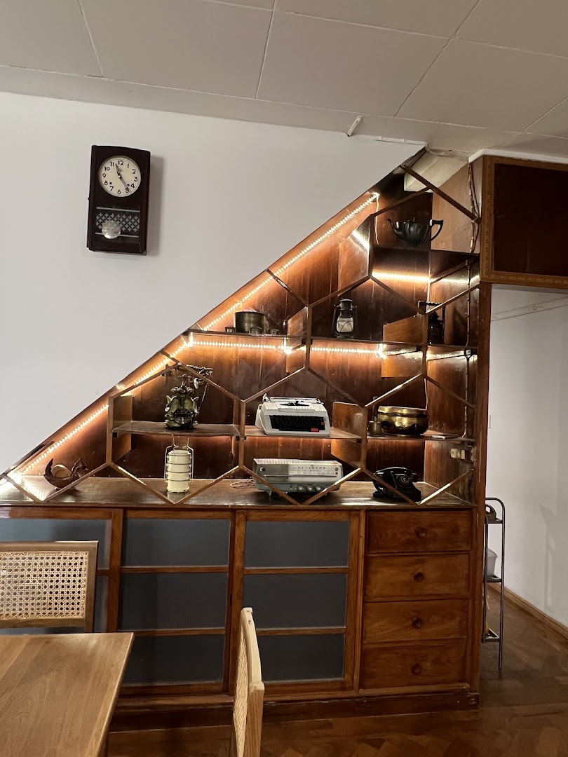 Thalawaddy Café: attractive cafe interior decor