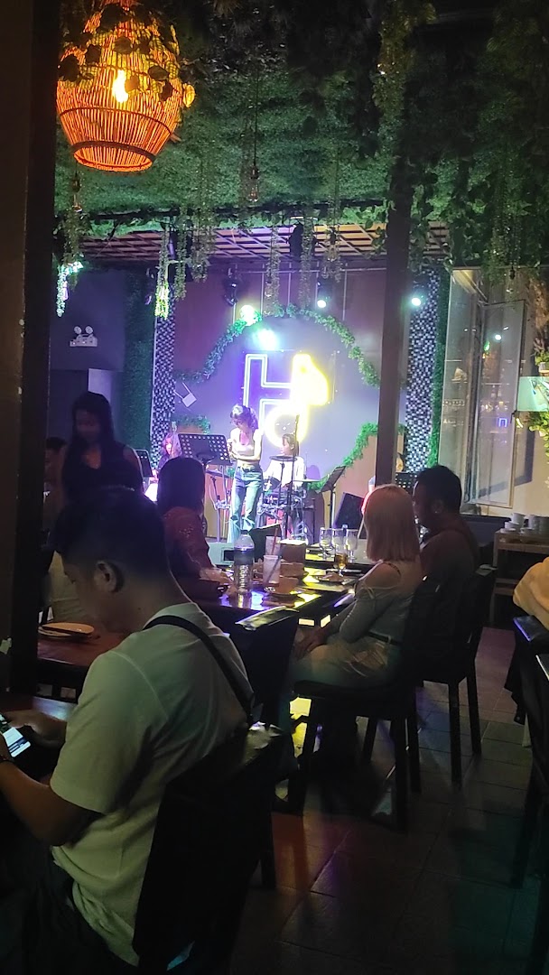 The First Harmony Bar & Restaurant: venue atmosphere and live music