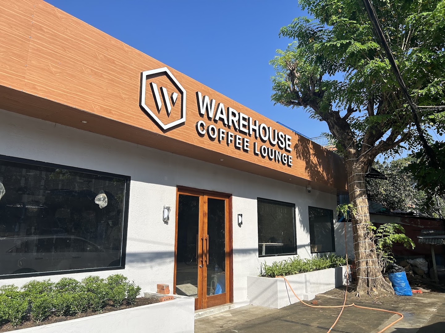 Warehouse Coffee Lounge: clear professional exterior shot