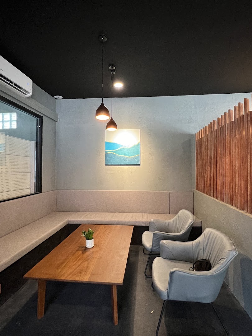 Warehouse Coffee Lounge: clean and inviting interior shot