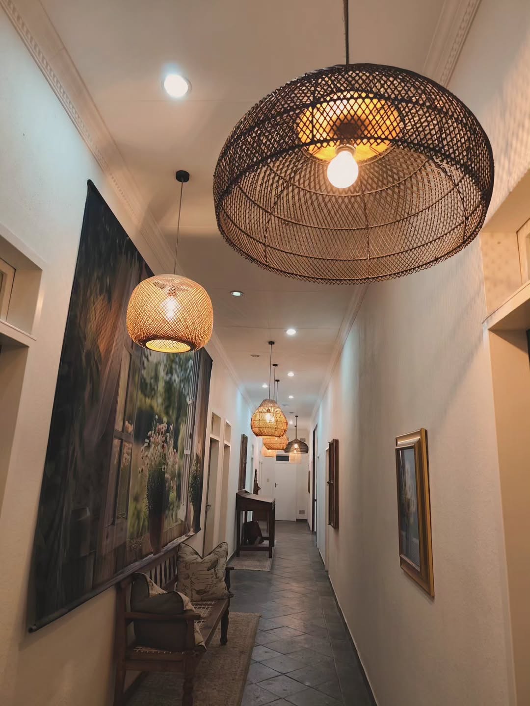 Bird's Mansions Restaurant: attractive interior atmosphere and lighting