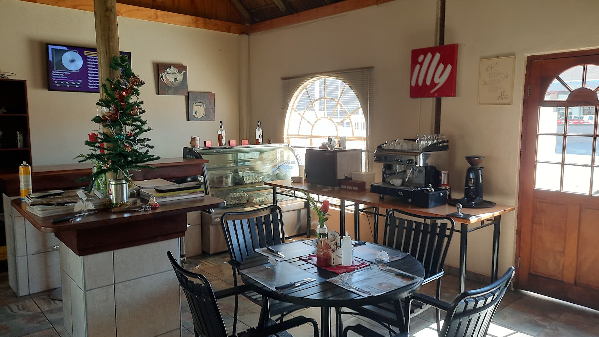 Illy Coffee Shop and Tourist Info Centre: clear view of cafe interior