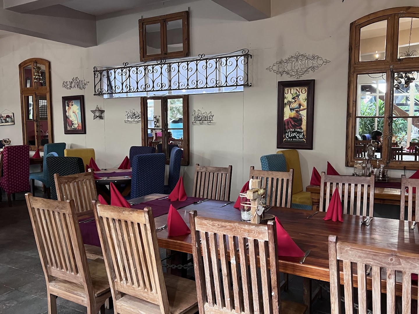 Weavers Nest Coffee Shop: clear, inviting interior atmosphere