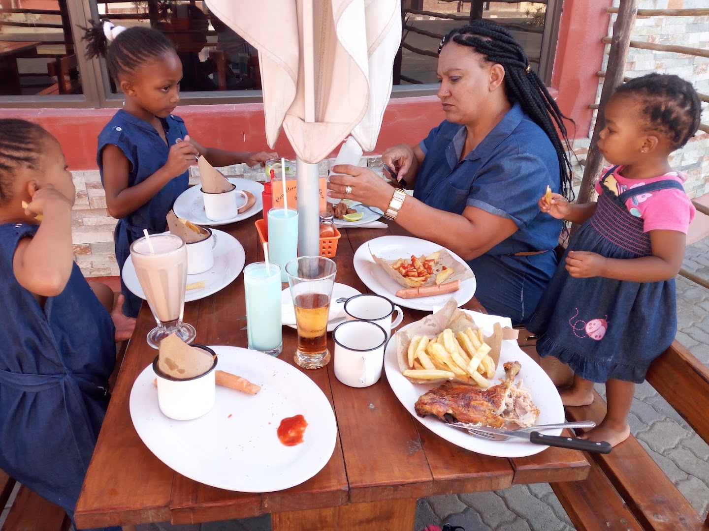 Cosy Corner Coffee Shop: customers enjoying the food