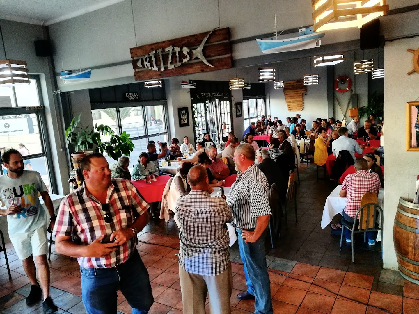 Ritzi's Seafood Restaurant: lively restaurant atmosphere
