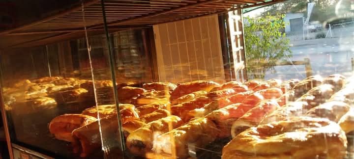 Backerei Dekker: appetizing display of fresh pastries