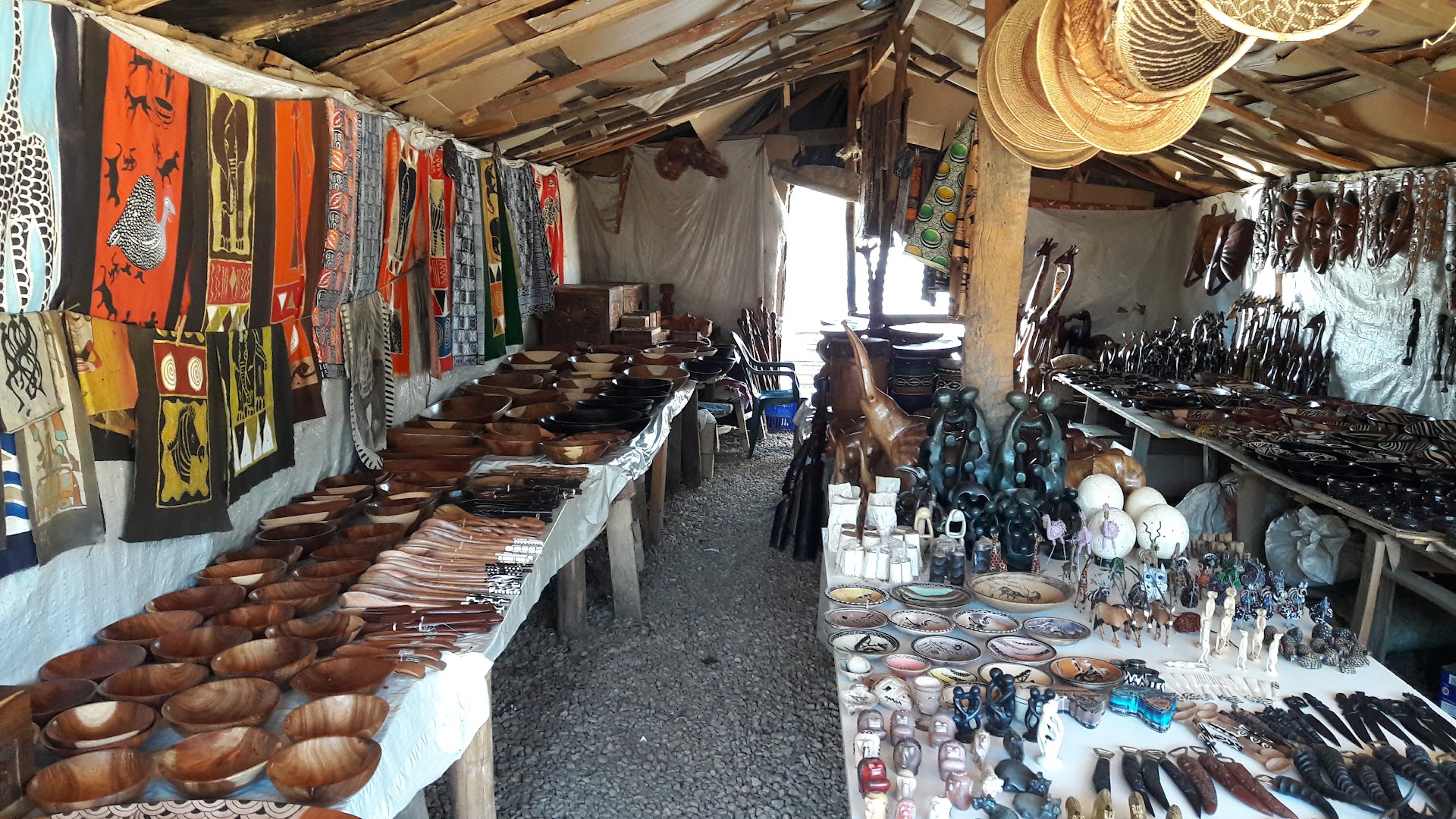 Okahandja Mbangura Woodcarvers Craft Market: clear display of shop products