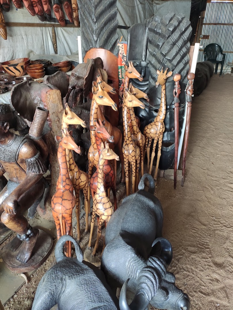 Okahandja Mbangura Woodcarvers Craft Market: clear display of shop products