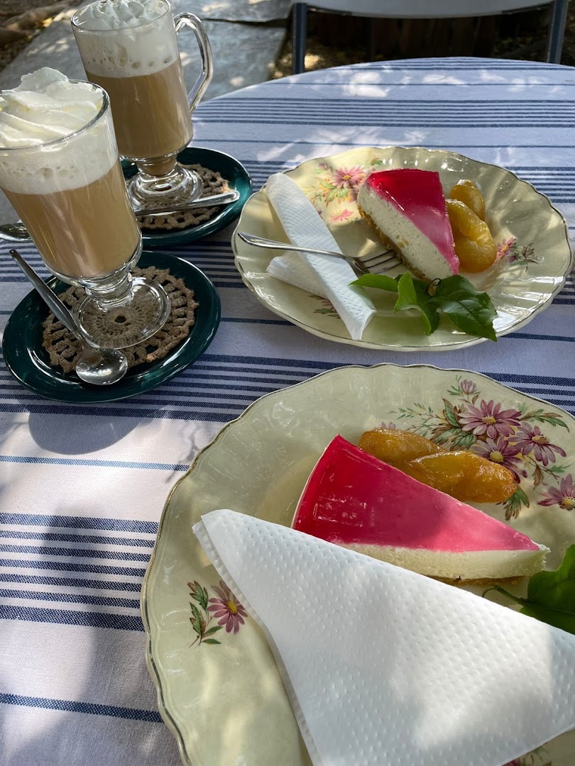 Bohemia Book Shop: appetizing food and drink presentation