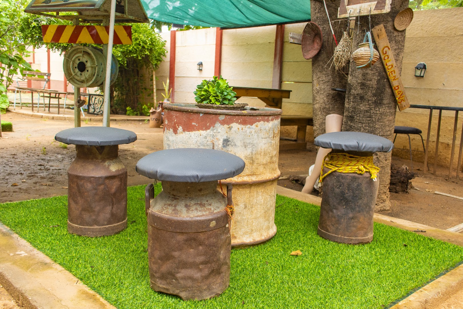 GTwenty Estate Restaurant: unique outdoor seating area
