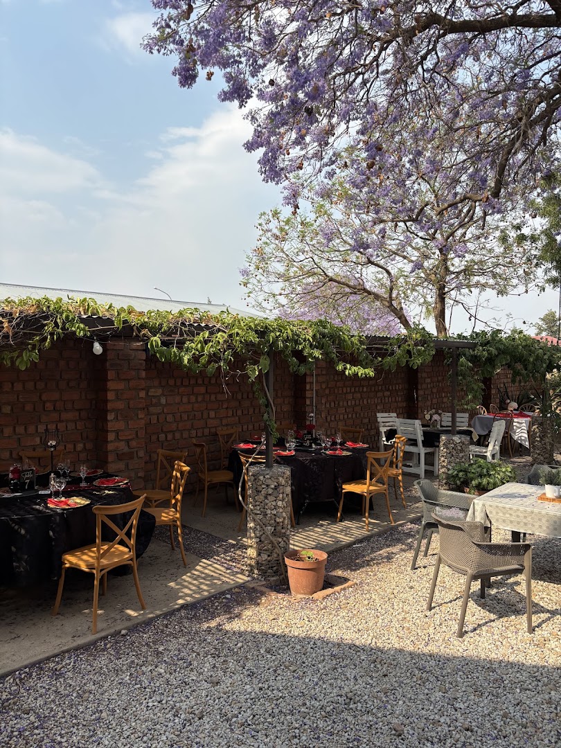 Memoirs Bar & Restaurant: attractive outdoor dining area