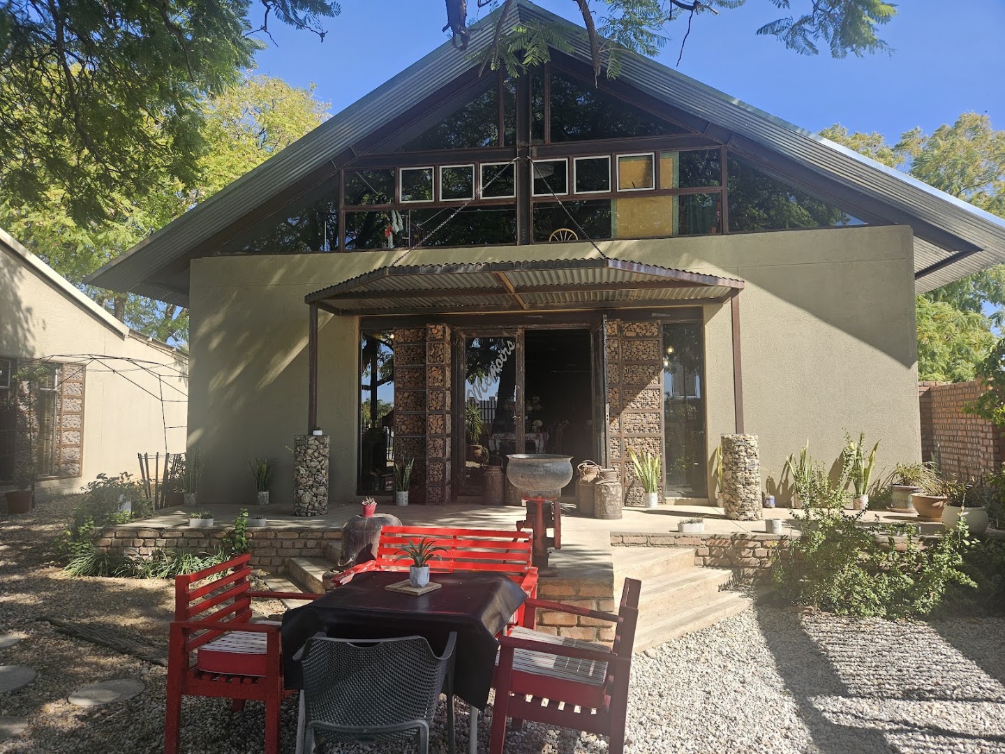 Memoirs Bar & Restaurant: clear, inviting exterior venue shot