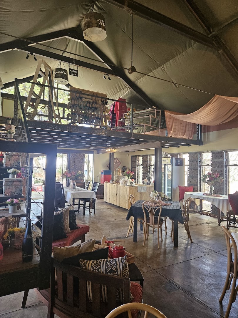 Memoirs Bar & Restaurant: clear, inviting interior atmosphere shot