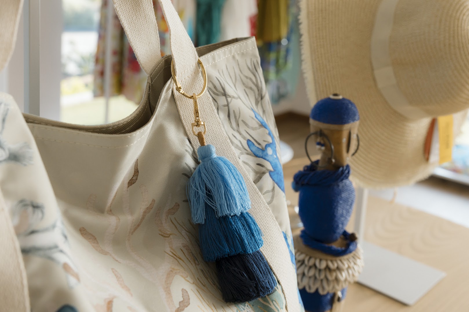 Leisure Chapter: clear, professional product display photo