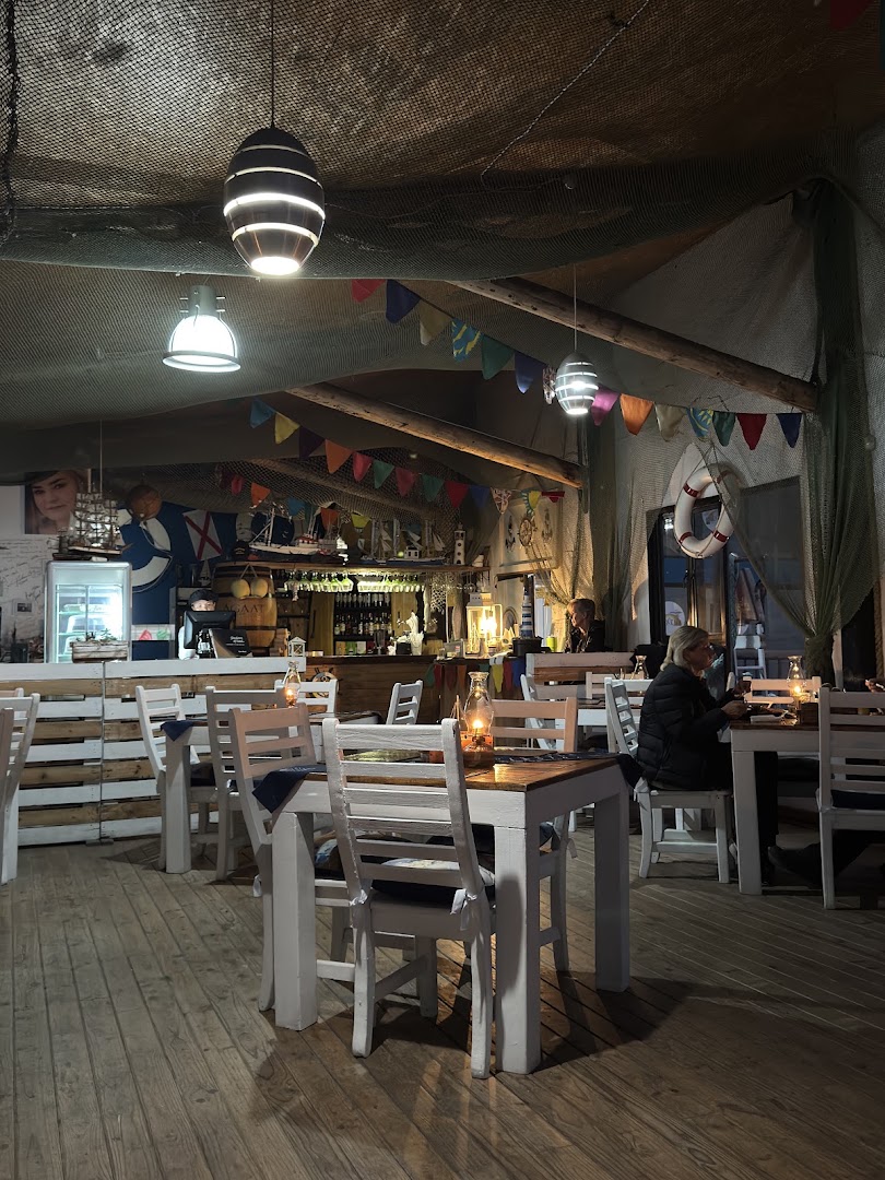 Dockside Seafood & Grill: inviting restaurant interior atmosphere