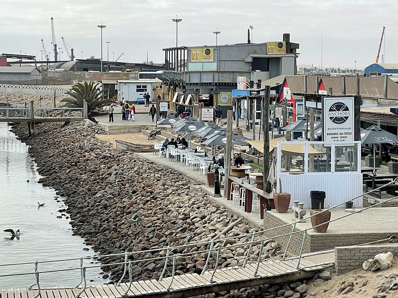 Dockside Seafood & Grill: restaurant exterior and atmosphere