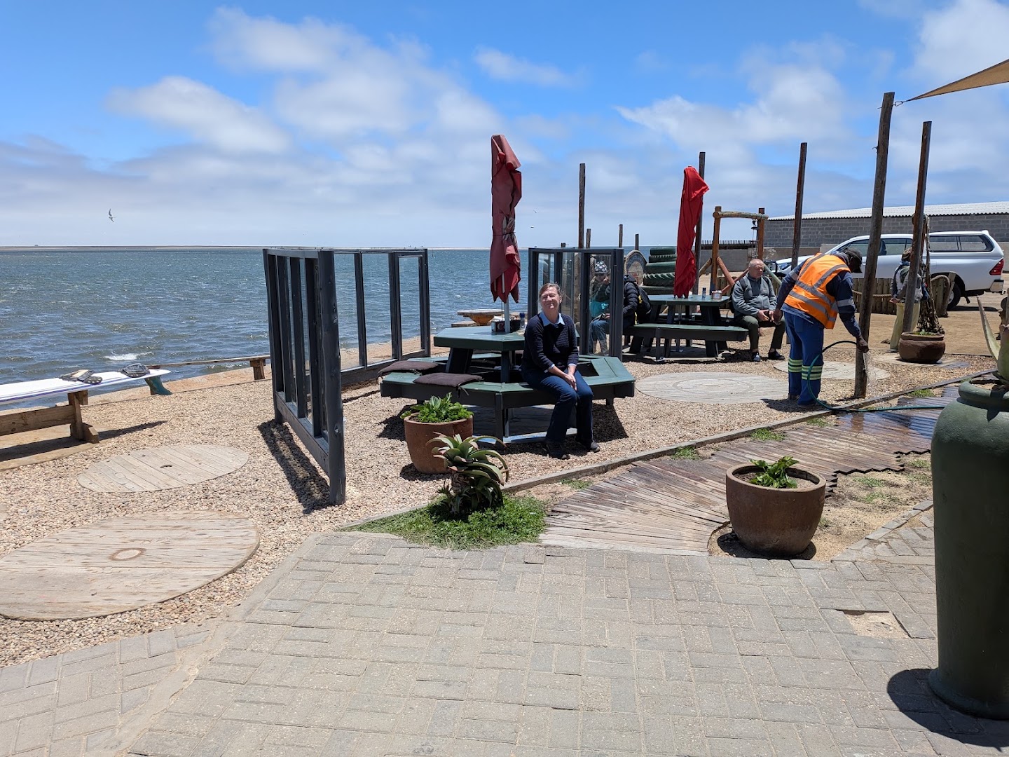 Dolphins a Coffee Shoppe: pleasant outdoor seating area
