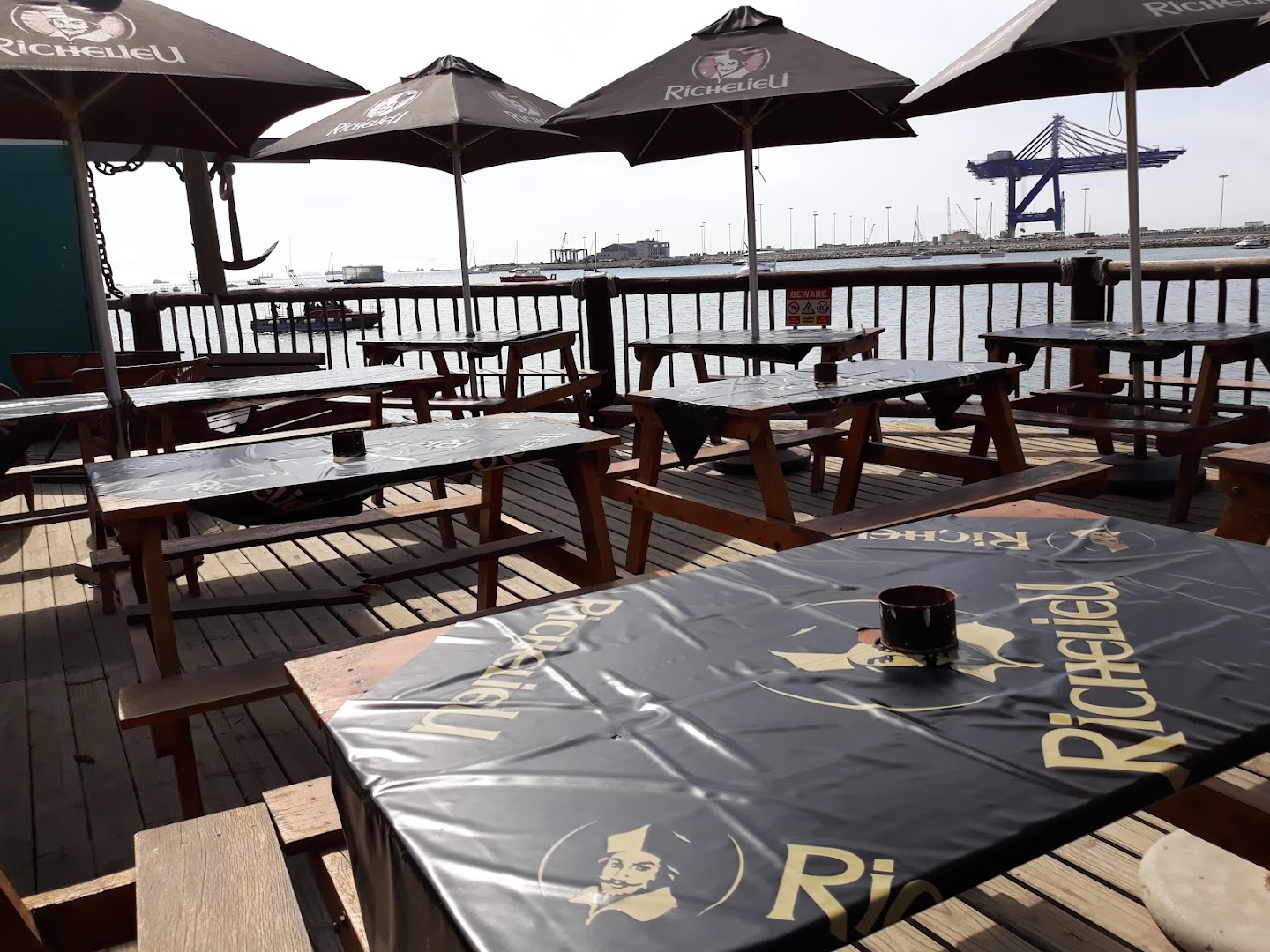 Sarah Se Gat: clear view of terrace atmosphere